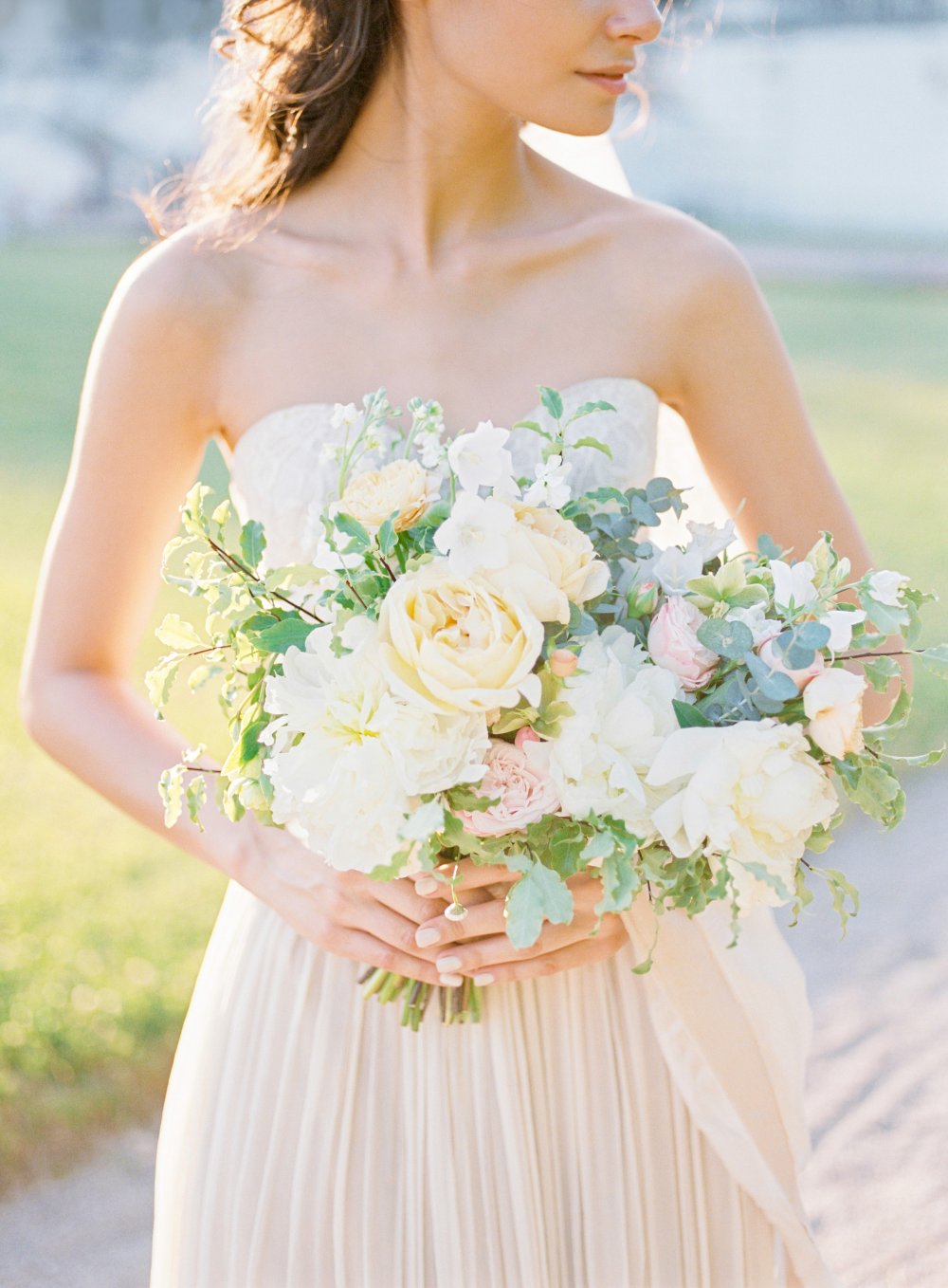 нежный и свежий букет невесты в сливочных и пудрово-розовых тонах с мятной зеленью, белыми пионами и пионовидными розами