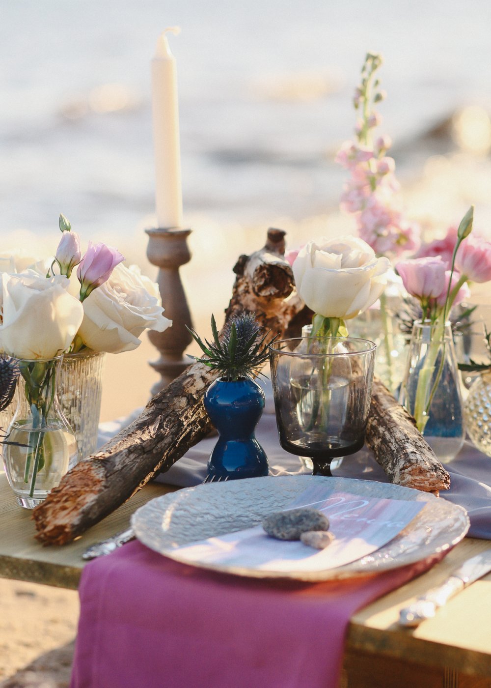 Ужин на заливе. Сочетание натуральных и декоративных элементов: легкие струящиеся ткани и текстура дерева, маленькие прозрачные и керамические вазочки и самая настоящая коряга, потертое серебро и нежные цветы.