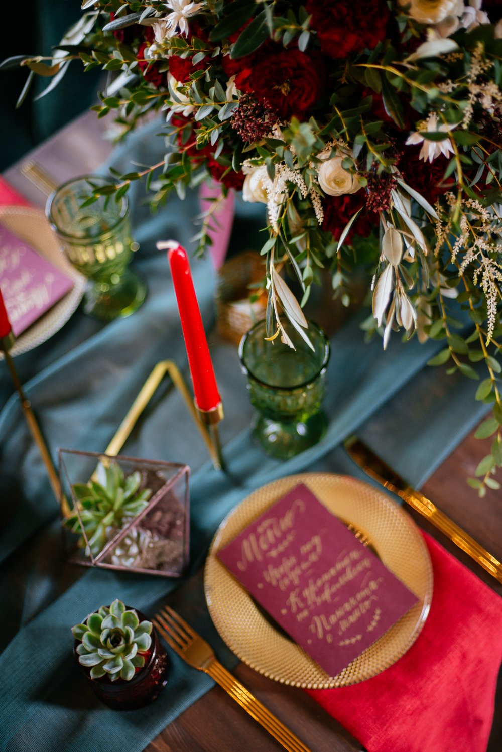 Игра света и тени, камин, свечи были неотъемлемой частью нашей задумки. В декоре мы сочетали изумрудные, бордовые и золотые оттенки. Но мы пошли дальше и решили добавить в оформление геометрические элементы.