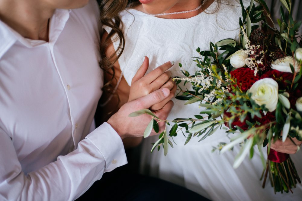 Букет из целозии, ранункулюсов, розы, гвоздики, скиммии, астильбы, оливки и эвкалипта.