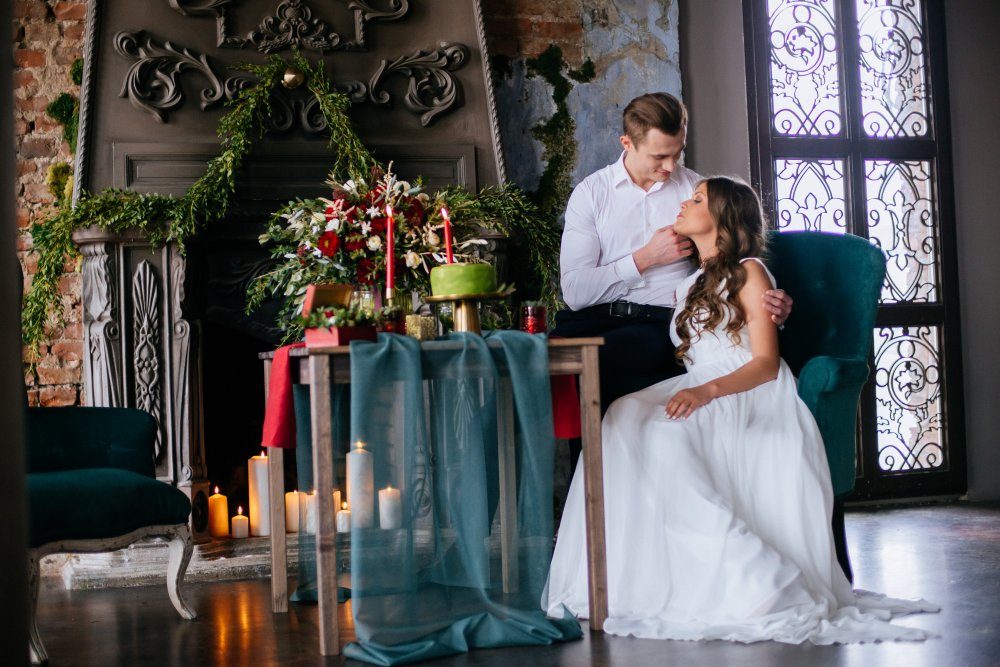 Свадебный ужин. Игра света и тени, камин, свечи были неотъемлемой частью нашей задумки. В декоре мы сочетали изумрудные, бордовые и золотые оттенки. Но мы пошли дальше и решили добавить в оформление геометрические элементы.