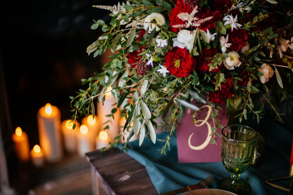 Игра света и тени, камин, свечи были неотъемлемой частью нашей задумки. В декоре мы сочетали изумрудные, бордовые и золотые оттенки. Но мы пошли дальше и решили добавить в оформление геометрические элементы.