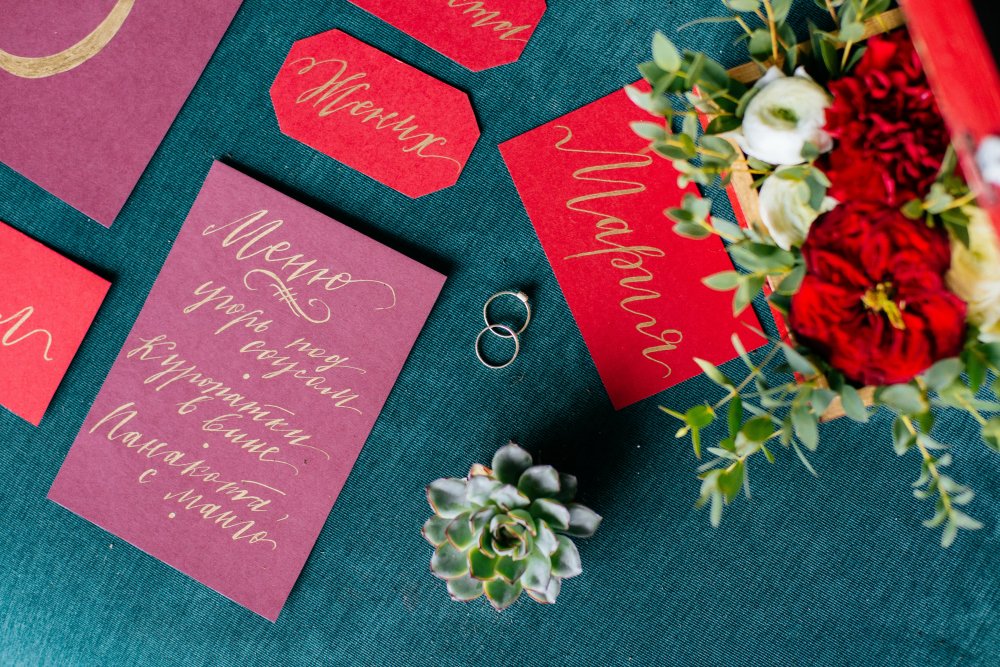 Игра света и тени, камин, свечи были неотъемлемой частью нашей задумки. В декоре мы сочетали изумрудные, бордовые и золотые оттенки. Но мы пошли дальше и решили добавить в оформление геометрические элементы.