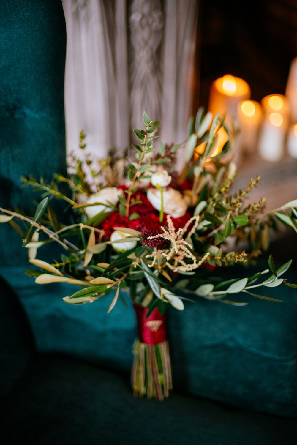 Букет из целозии, ранункулюсов, розы, гвоздики, скиммии, астильбы, оливки и эвкалипта.