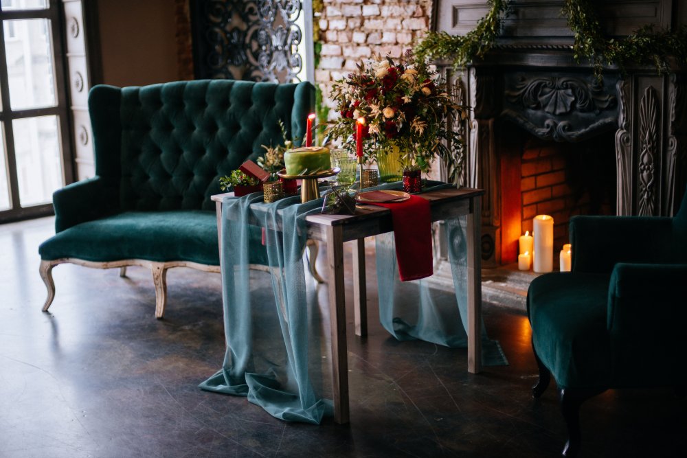 Игра света и тени, камин, свечи были неотъемлемой частью нашей задумки. В декоре мы сочетали изумрудные, бордовые и золотые оттенки. Но мы пошли дальше и решили добавить в оформление геометрические элементы.