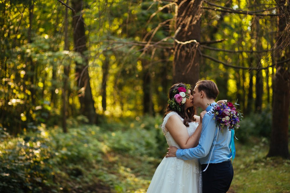 Наша солнечная пара - Юля и Эдуард) По желанию невесты, мы сделали ассиметричный венок. В сочетании с букетом свободной формы, он завершил образ и делал его еще более нежным и женственным.