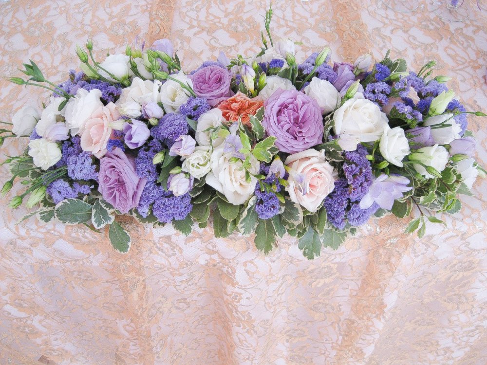 Цветочная композиция на столе молодоженов