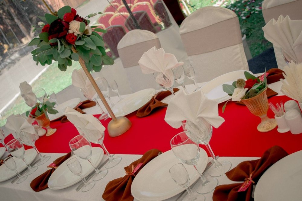 Стол гостей на свадьбе в теме путешествие