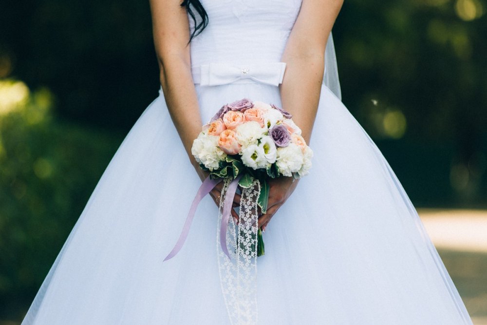 Круглый букет невесты с пионовидными розами