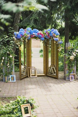 Декорированная рамками арка места бракосочетания 
