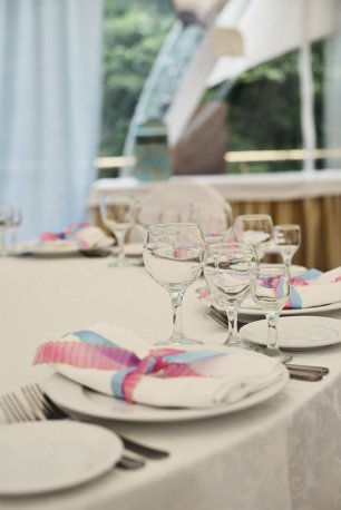 Салфетки на столе, украшенные бантами