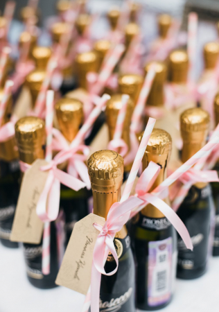 съедобные подарки гостям на свадьбе, бутылочки с шампанским, декор ROZEMARIN
