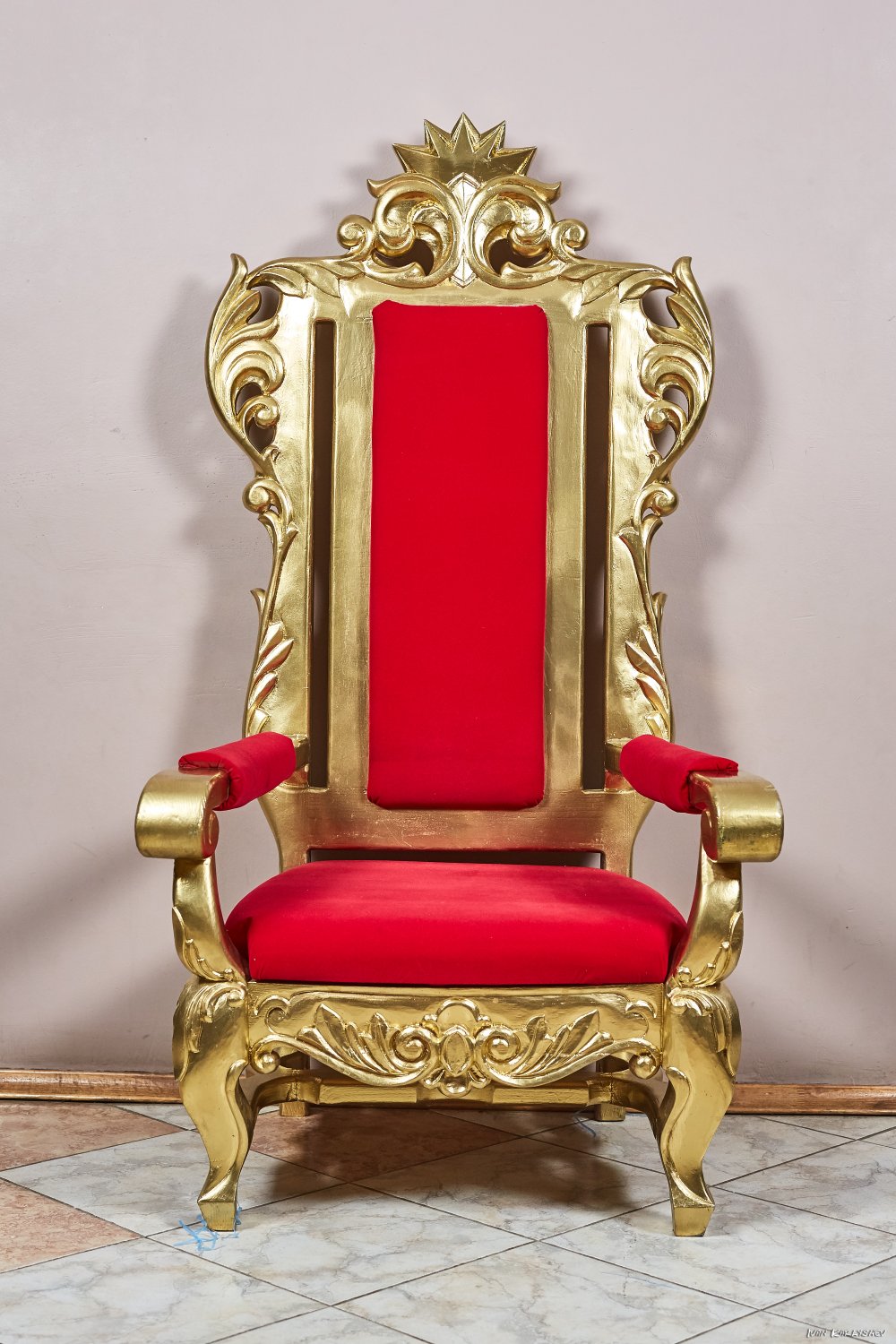 Королевский трон золотой