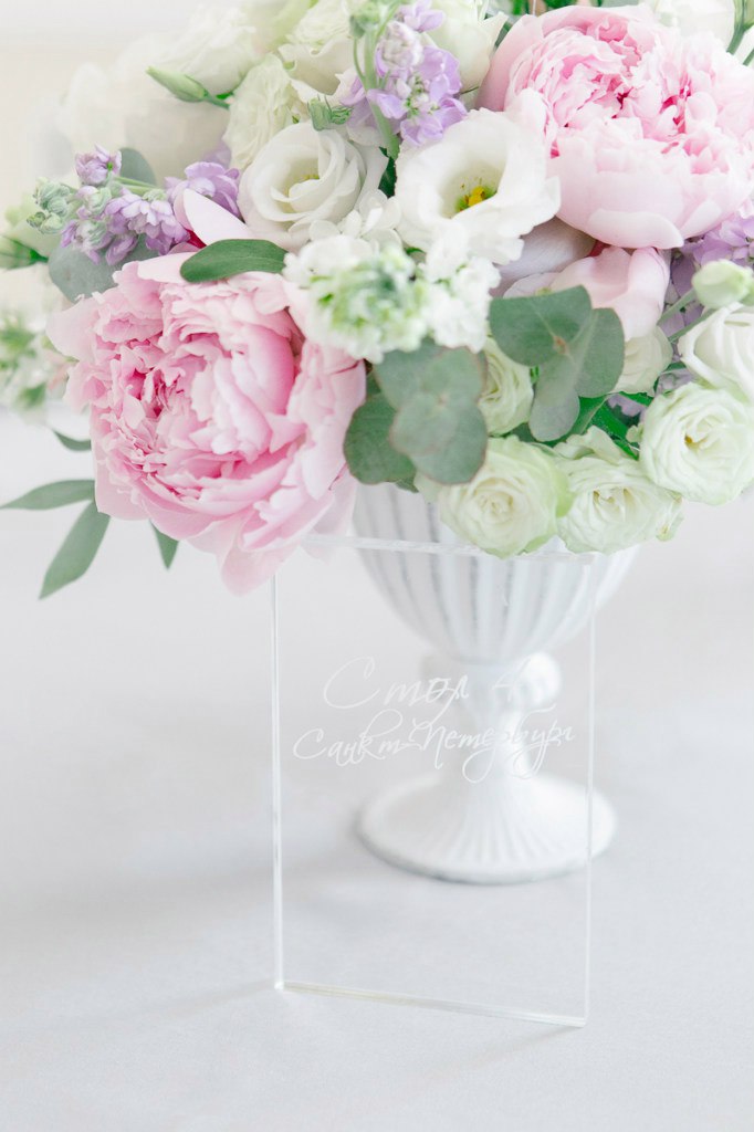 Номерки столов с гравировкой по оргстеклу