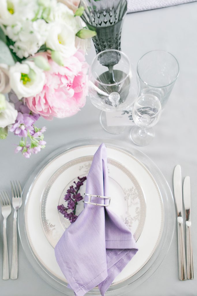 Для накрытия стола были специально пошиты салфетки цвета сирени, заказаны серые скатерти, серые бокалы, вручную нами были вылеплены 45 веточек сирени из полимерной глины, куплены тарелки из коллекции Vera Wang Lace Platinum for Wedgwood.