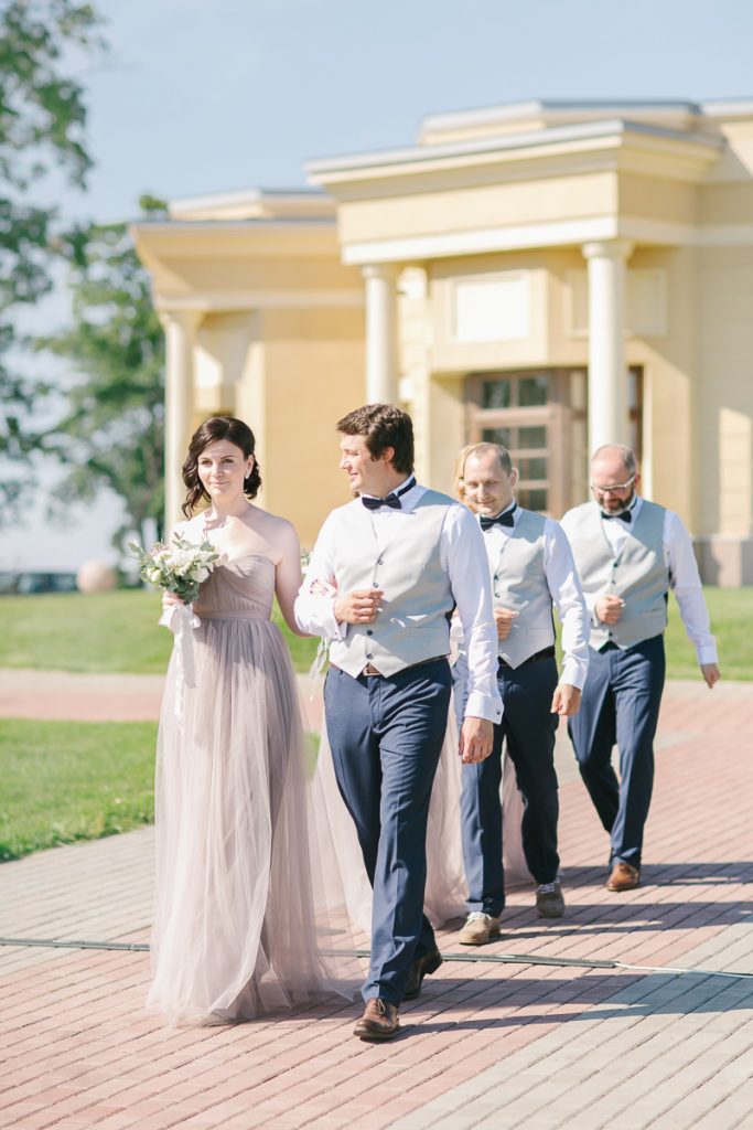 Разработка образов друзей и подружек.  Для друзей жениха были пошиты жилеты из тонкой серой итальянской шерсти, подобраны бабочки из той же ткани, что и галстук жениха.