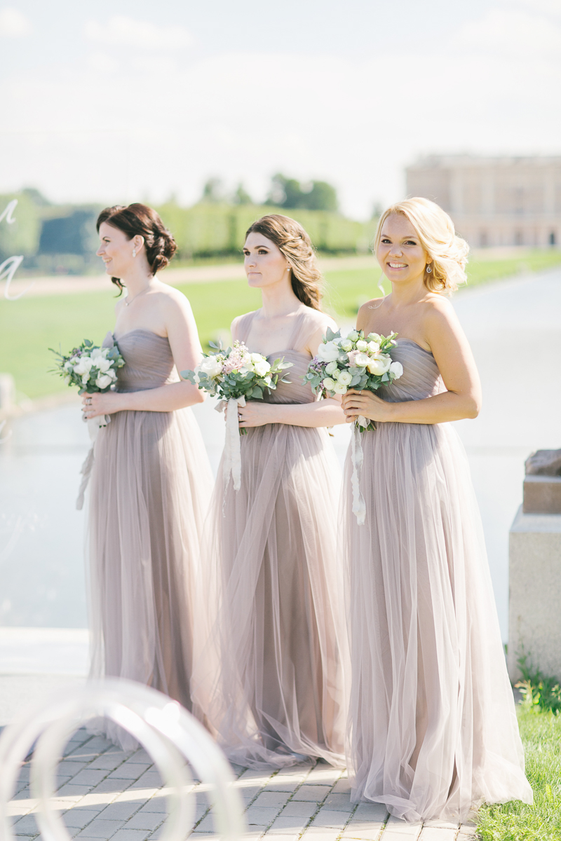 Разработка образов друзей и подружек. Образы подружек были полностью продуманы нами. Для них мы пошили пять платьев из легкого фатина сложного серо-сиреневого цвета