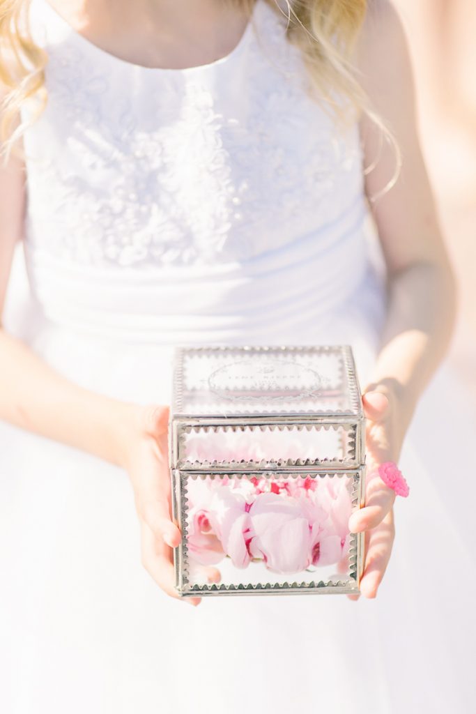 Коробочка для колец выполнена фирмой-поставщиком датского королевского двора и привезена нами вручную из Скандинавии.
Другой такой в Санкт-Петербурге не найти 