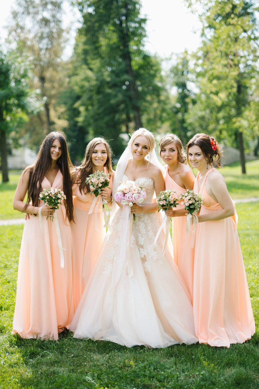 Это нимфы?! Нет! Это-подружки невесты!!! Как же здорово когда всё в единой стилистике, от букета до одежды гостей, все эти детали добавляют свадьбе особый стиль и шарм )