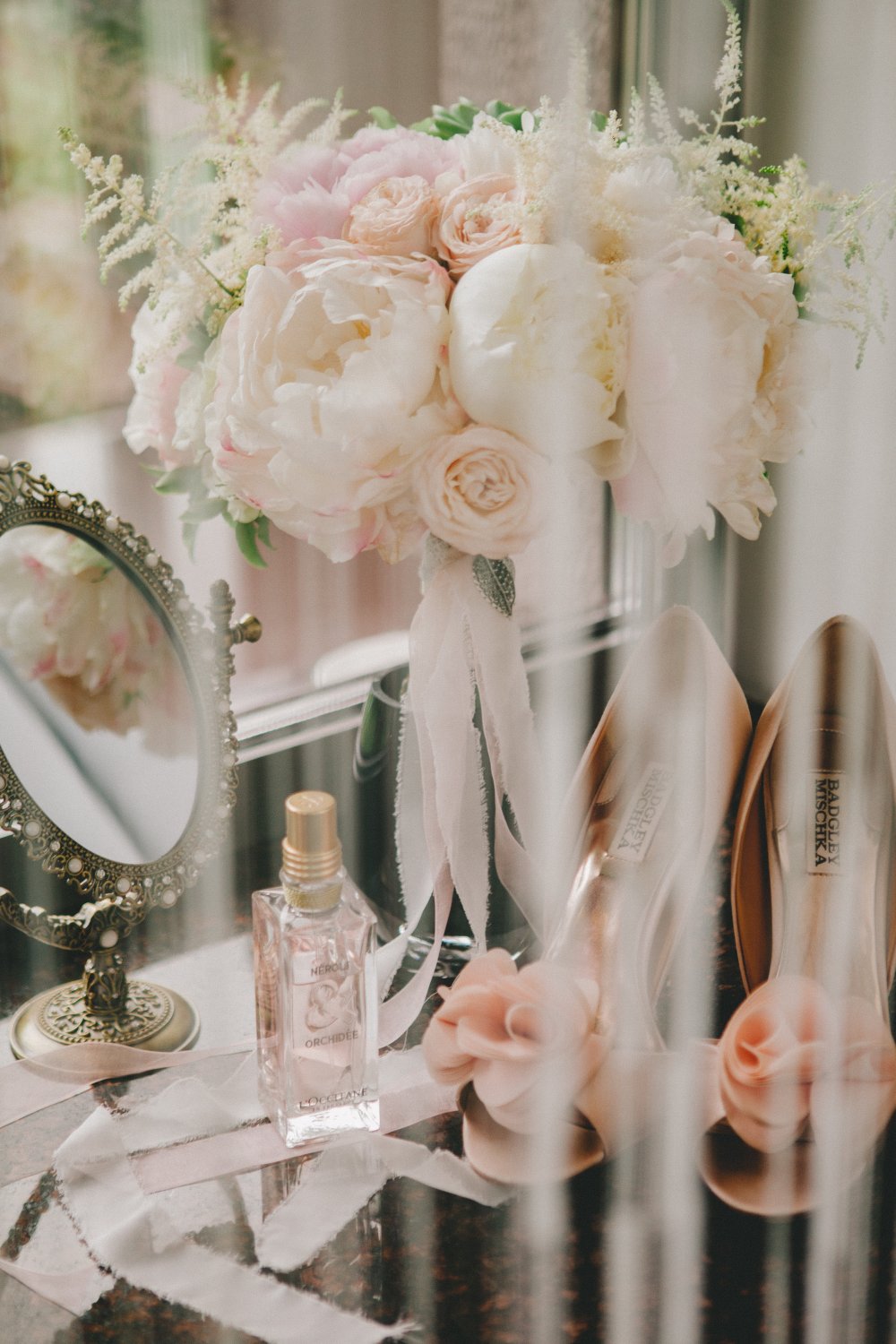 Букет невесты из пионов и пионовидных роз.