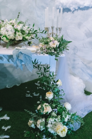 Оформление стола в серо-белых тонах