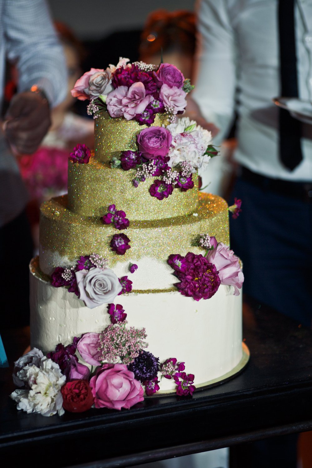 Свадебный торт с декором из живых цветов