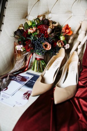Ягодный и страстный букет невесты