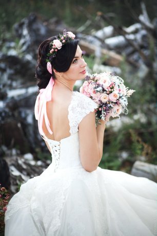 Нежный ванильно-клубничный букет невесты