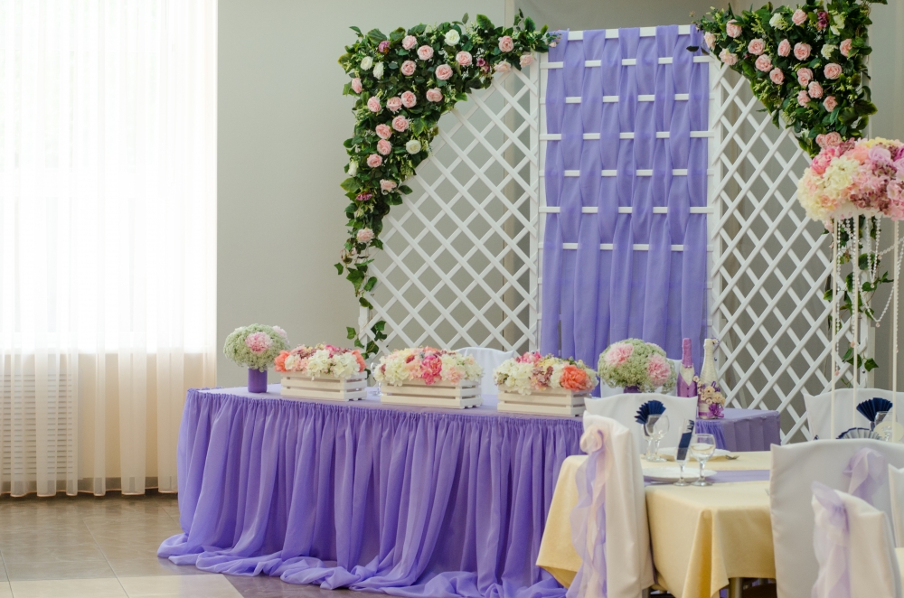 Нежные лавандовые оттенки в свадебном оформлении для Ирины и Максима