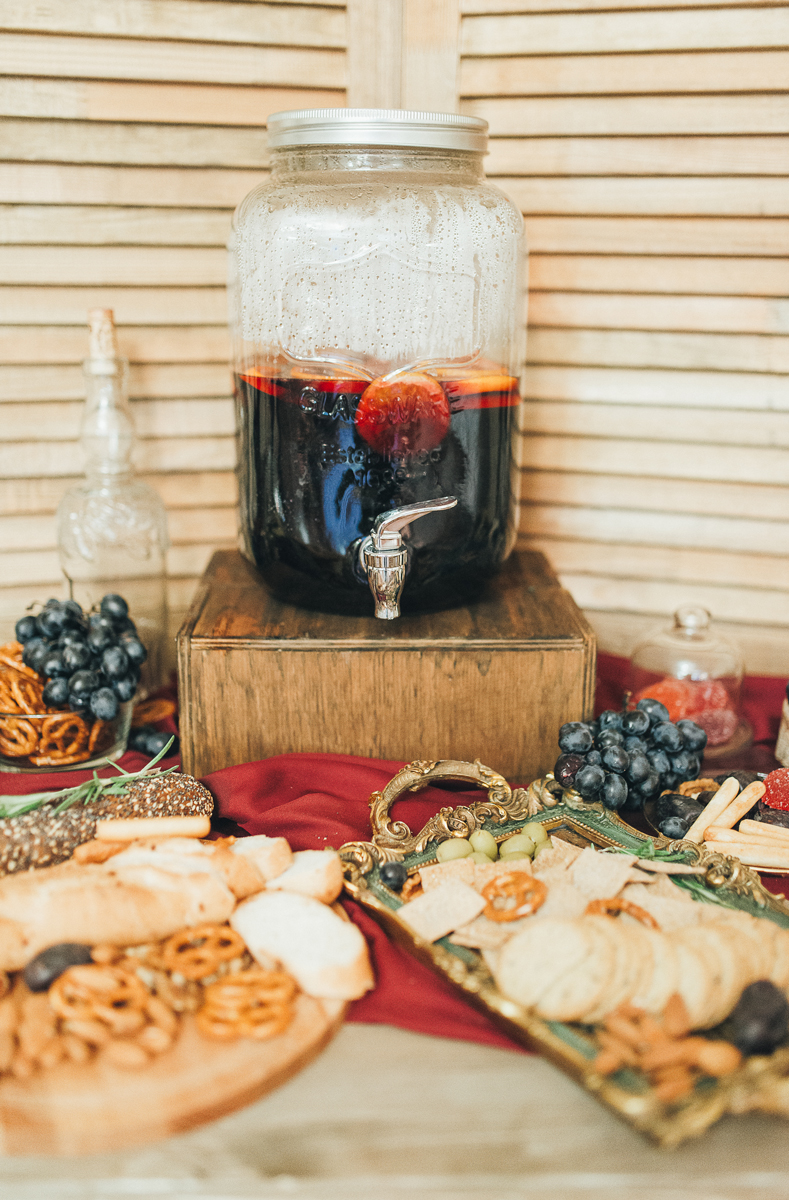 Сырный стол с пряным глинтвейном на осенней свадьбе