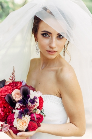 Классический букет невесты в бордовых оттенках