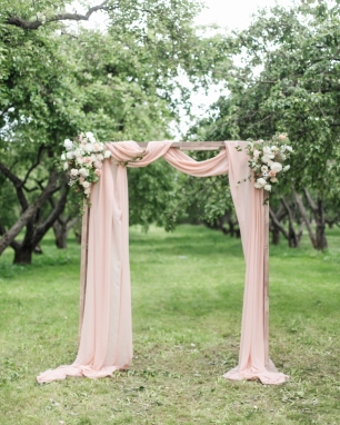 Легкая свадебная арка в яблоневом саду