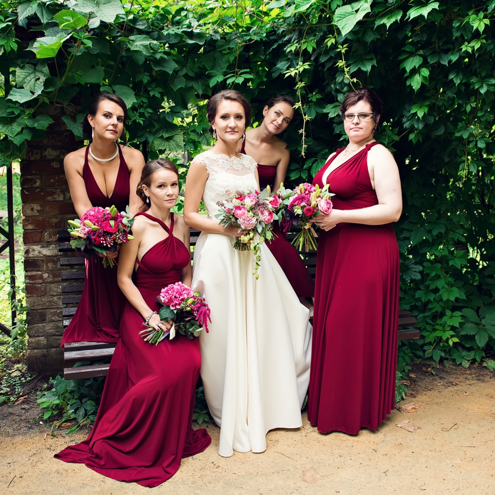 Невеста в бордовом платье