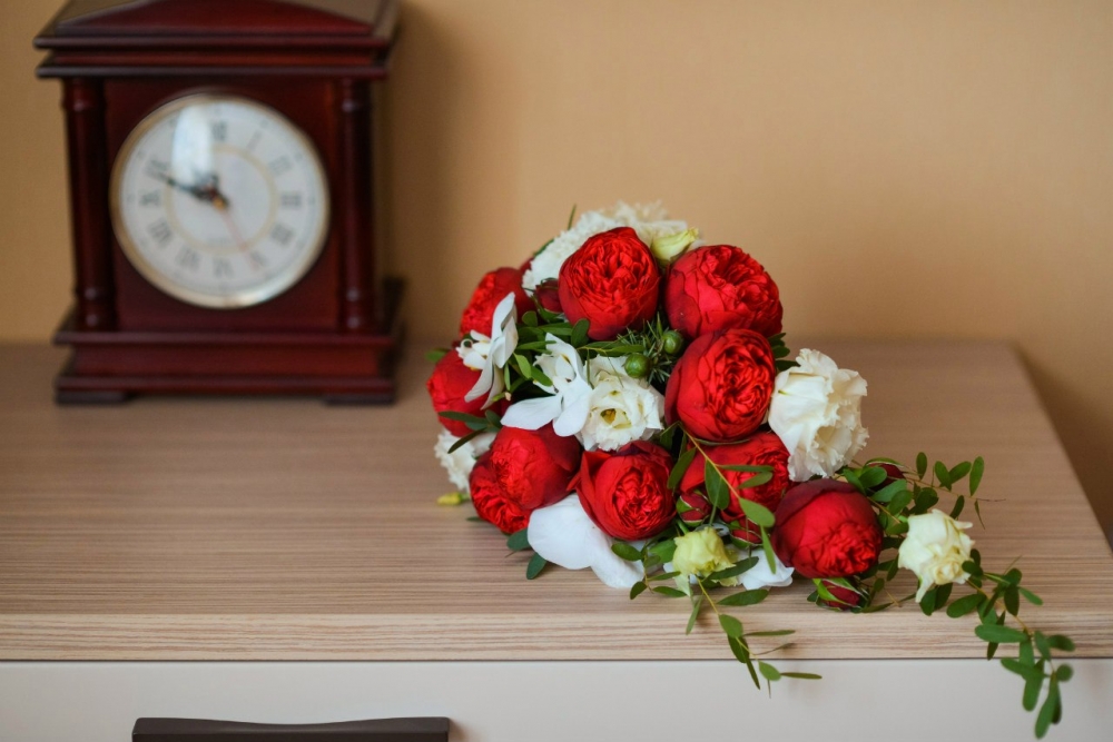 Каскадный букет невесты с пионовидными розами.