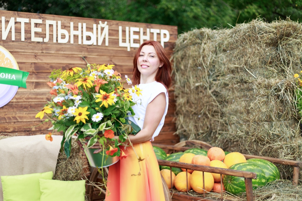 Декор выставочного стенда для оптово-распределительного центра "Четыре сезона" г.Домодедово