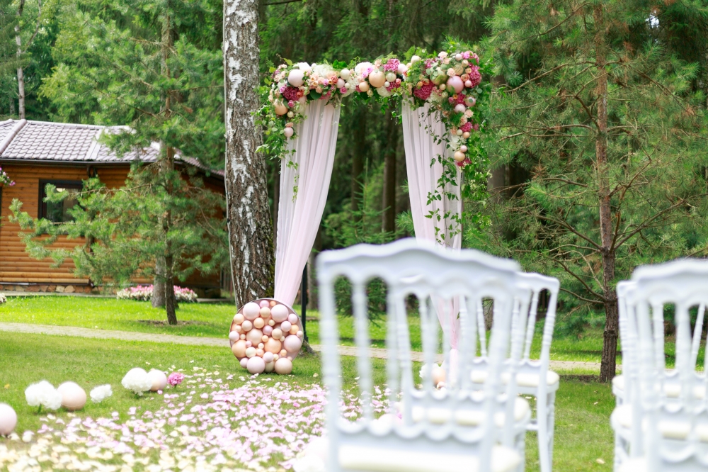 Декор в стиле Guerlain в оформлении церемонии для Насти и Ярослава