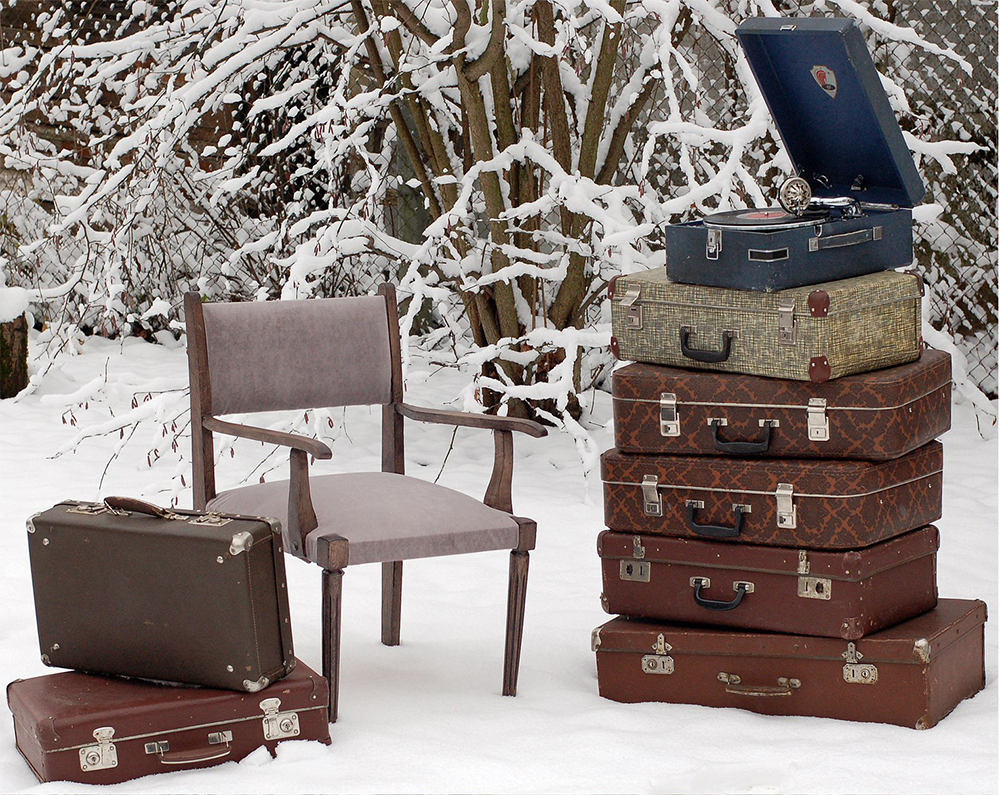 Кресло, чемоданы, патефон — для свадьбы в стиле ретро