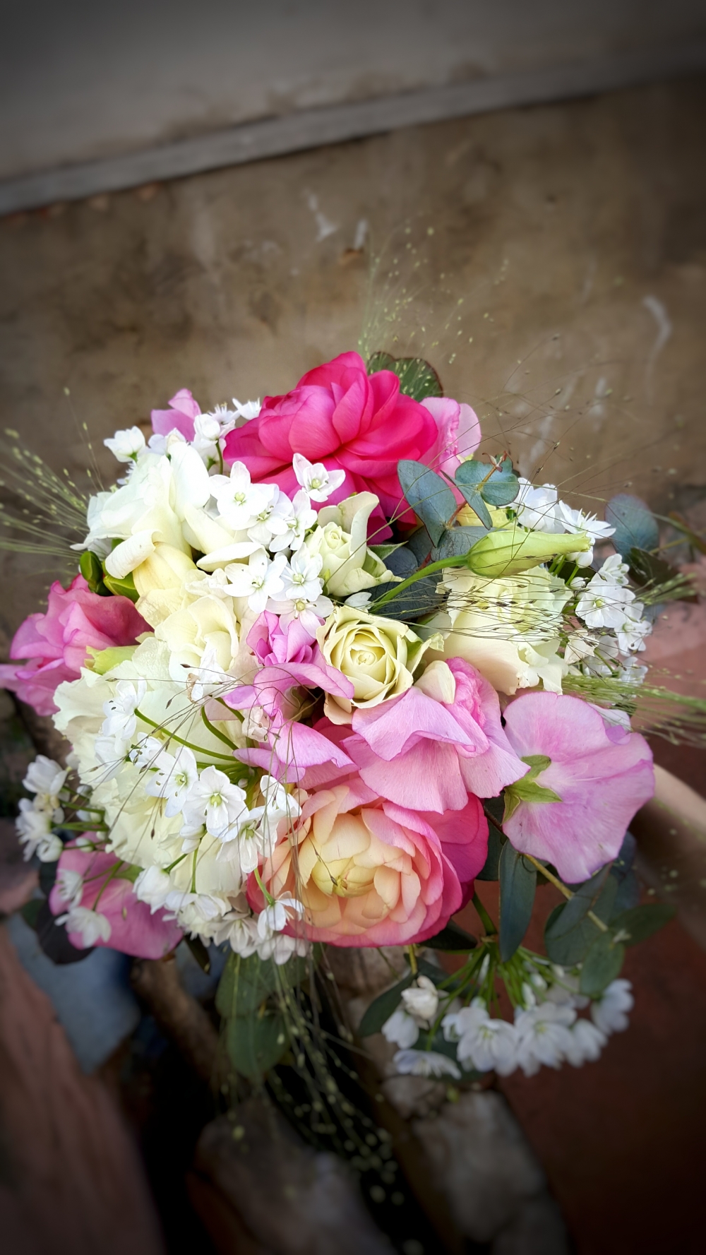 Нежный весенний букет невесты из ранункулюсов, душистого горошка и эустомы. Акварельная нежность!