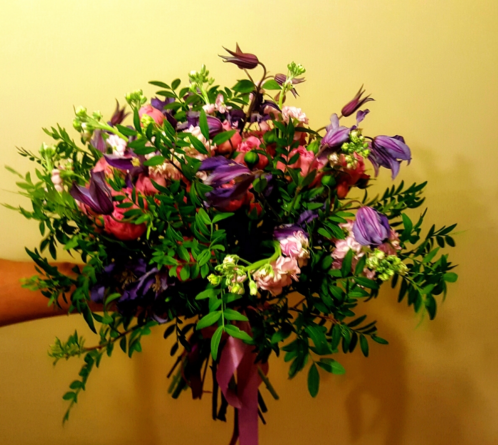 Букет невесты легкой и свободной формы. Клематисы, матиола и кустовая роза. Загадочный, таинственный, и к тому же с потрясающим ароматом! Сон в летнюю ночь!)