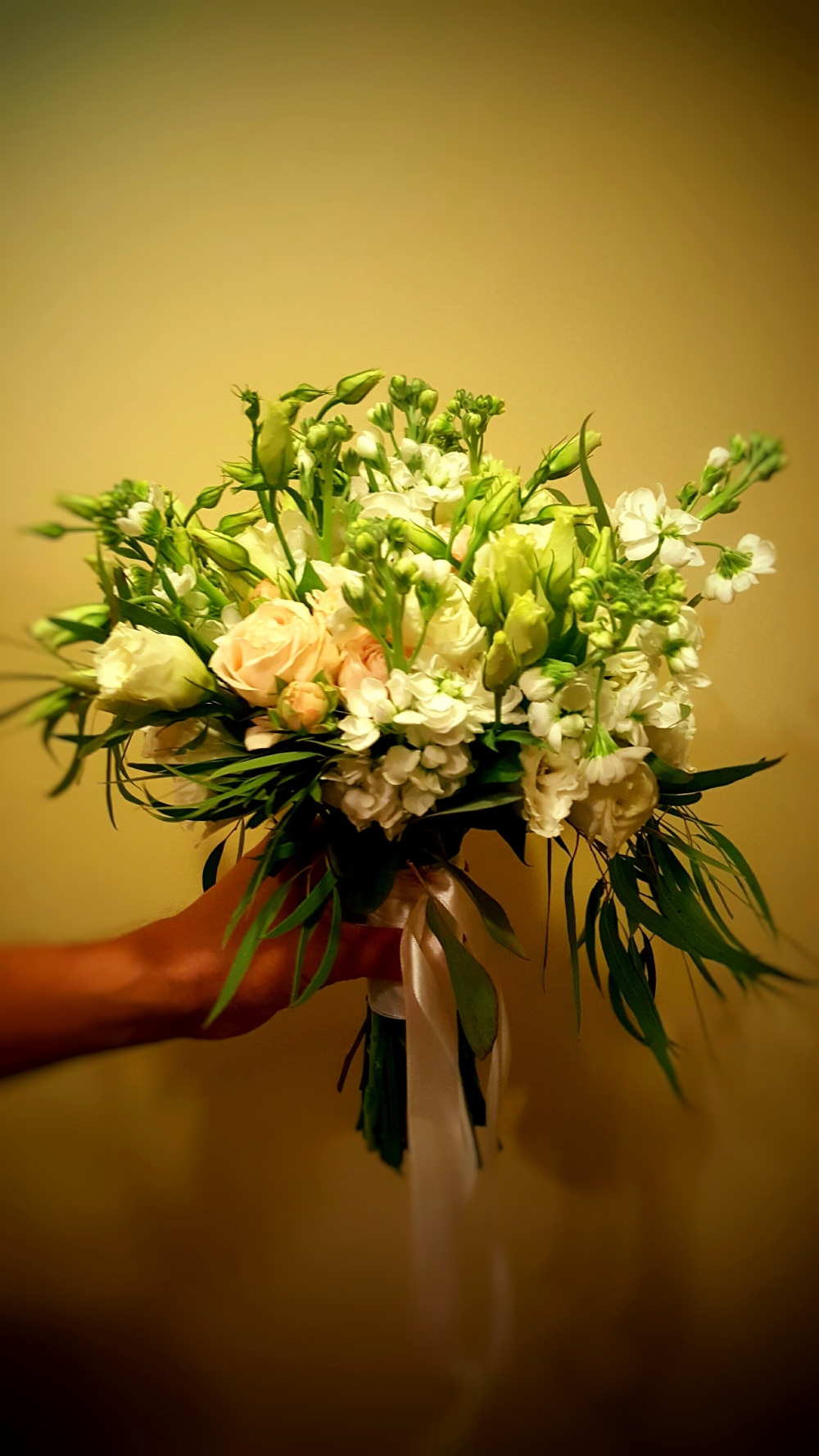 Букет невесты из матиолы, эустомы и кустовой розы. Очень ароматный и летний!