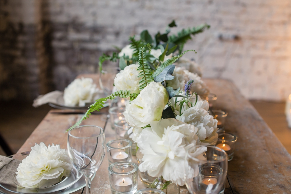   В основе – природные материалы. Необработанное дерево, натуральные ткани.  Цвета также используются природных, приглушенных оттенков. Как основные –  коричневый, цвет дерева, приглушенный красный и оранжевый, беж.