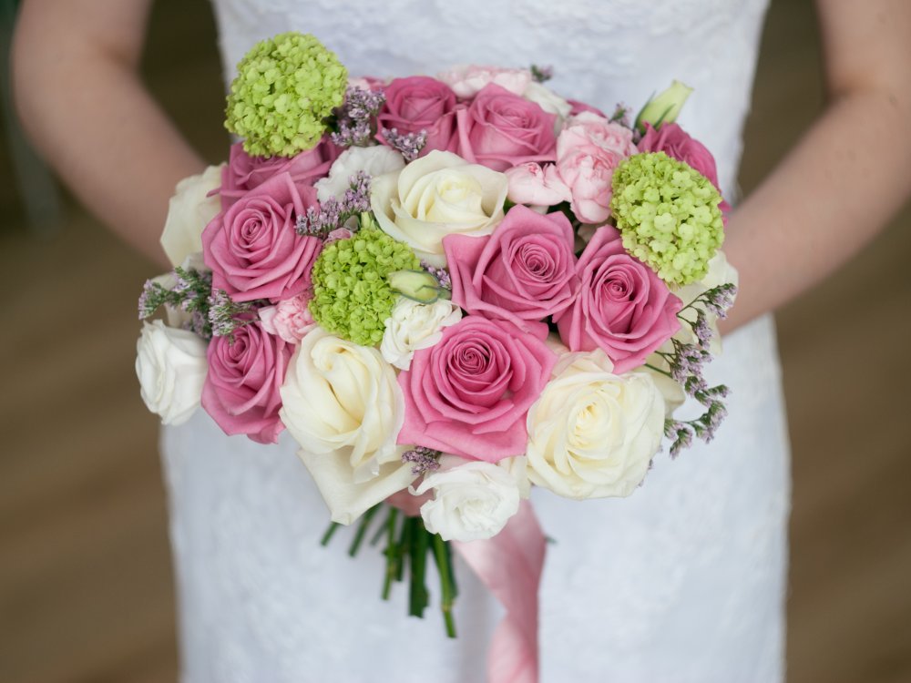Букет невесты из роз и сирени