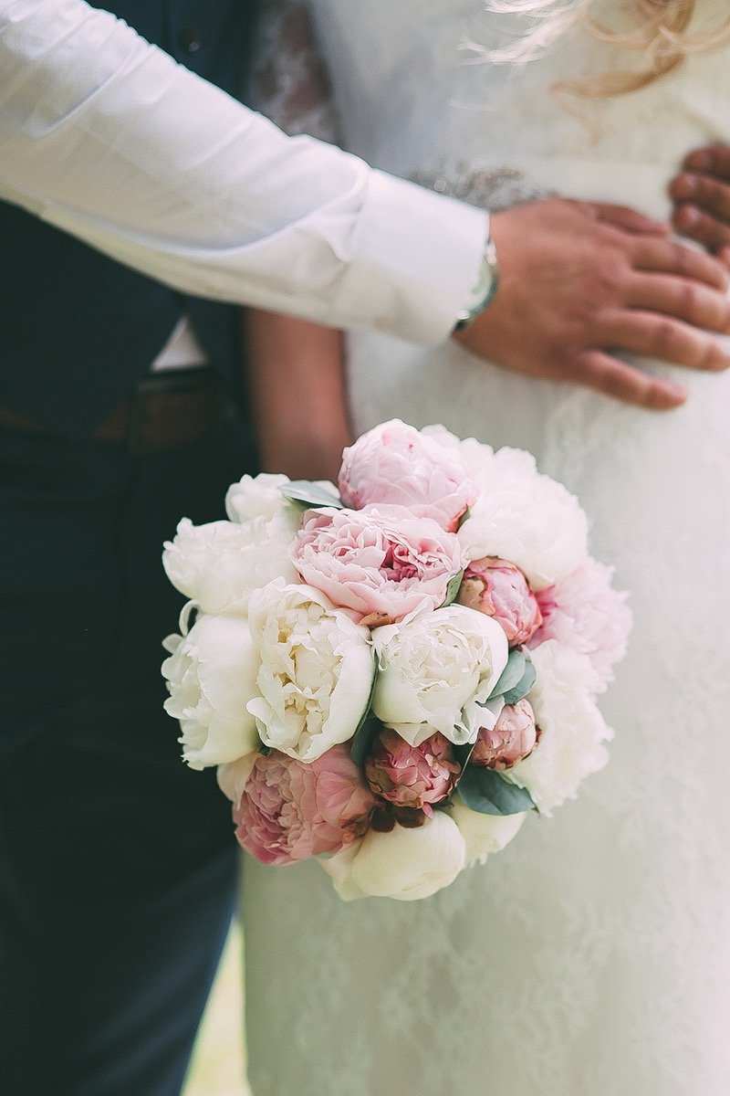 Букет невесты: розовые и белые пионы