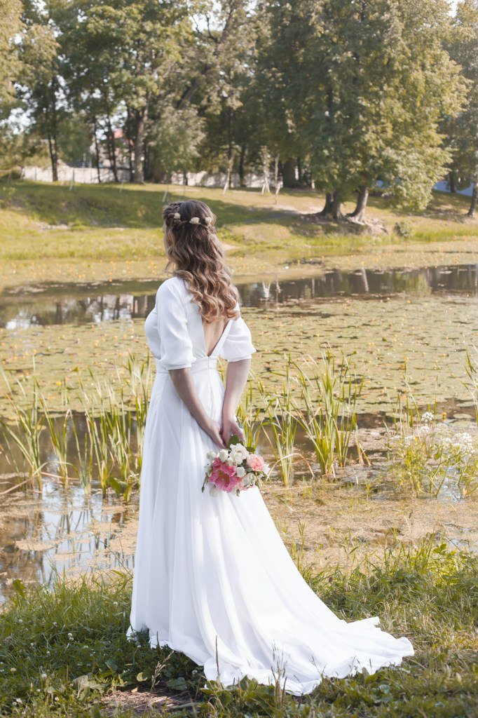 Платье невесты с открытой спиной и небольшим рукавом