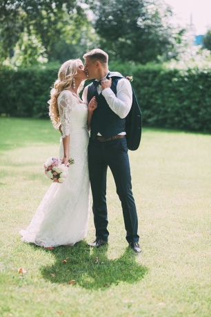 Жених и невеста на свадебной фотосессии