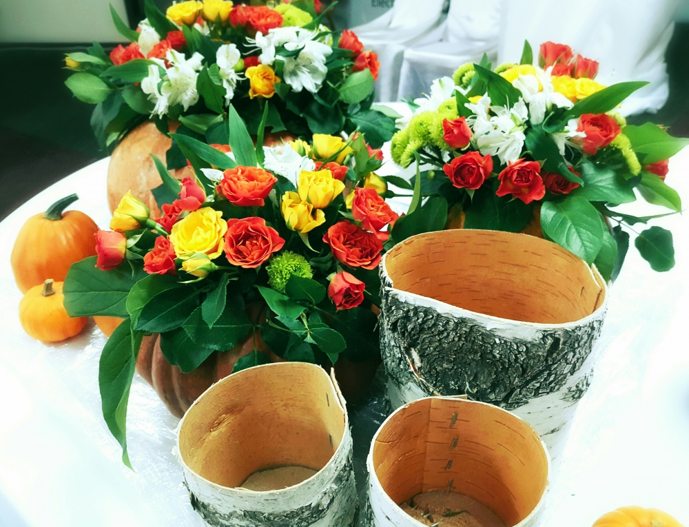 декор столов,цветы ,поленья ,тыквы