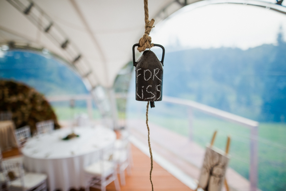 Альтернатива "Горько" на нашей свадьбе - все желающие могли подойти к колоколу и позвонить в него!