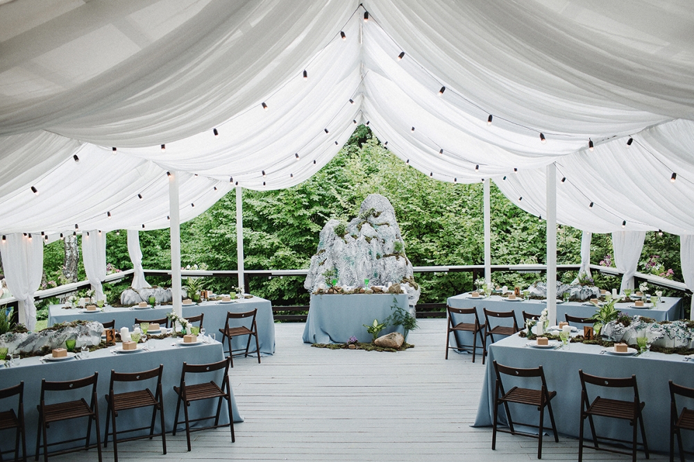 Панорамный вид веранды. На столах гостей нестандартные композиции.