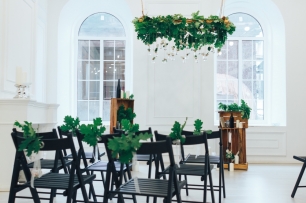 Выездная регистрация в стиле "Эко". Дубовые листья, ящики, вазочки-лампочки с веточками жасмина.