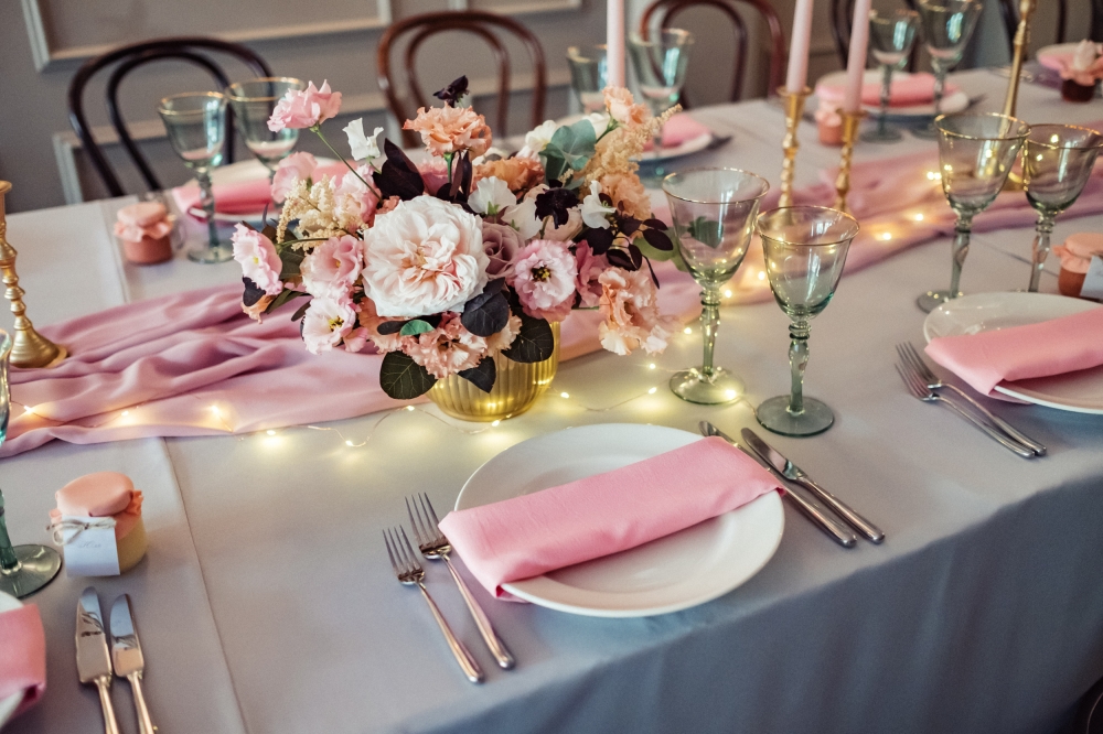 Оформление гостевого стола в нежно-розовых оттенках